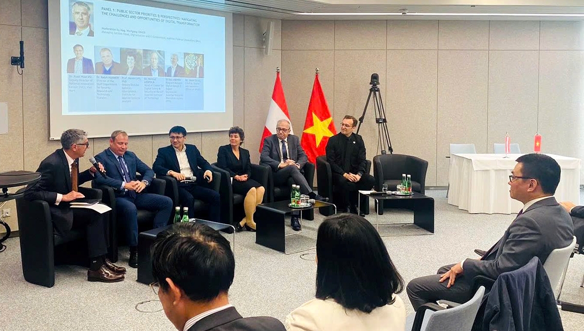 Experts, policy makers and business representatives share experience at the forum in Vienna on May 16. (Photo:ictvietnam)