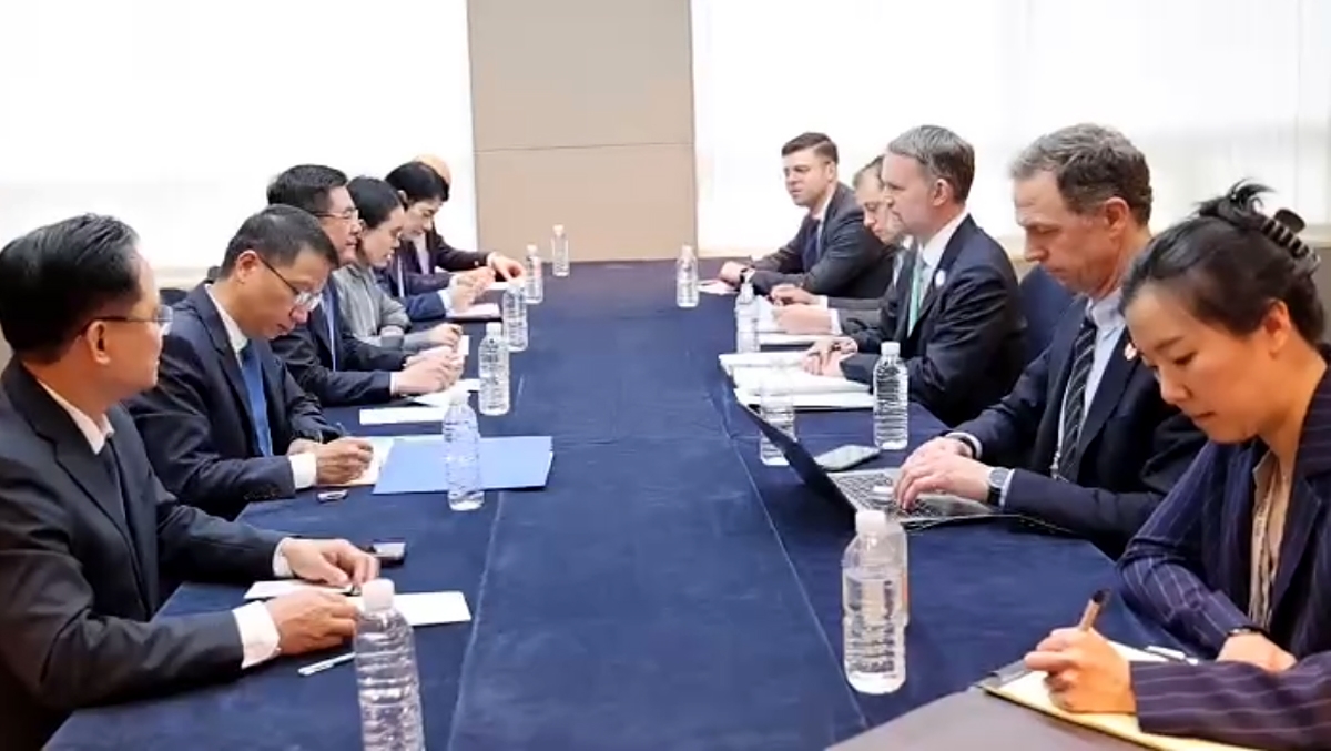 Vietnamese Minister of Industry and Trade Nguyen Hong Dien and United States Trade Representative Jamieson Greer and other officials of Vietnam and the United States at the negotiating table