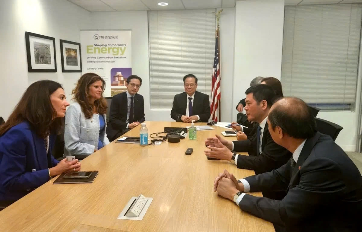 Minister of Industry and Trade Nguyen Hong Dien (R)  and the leadership of Westinghouse Electric Company LLC during their working session in Washington D.C. on May 19. (Photo: MoIT)