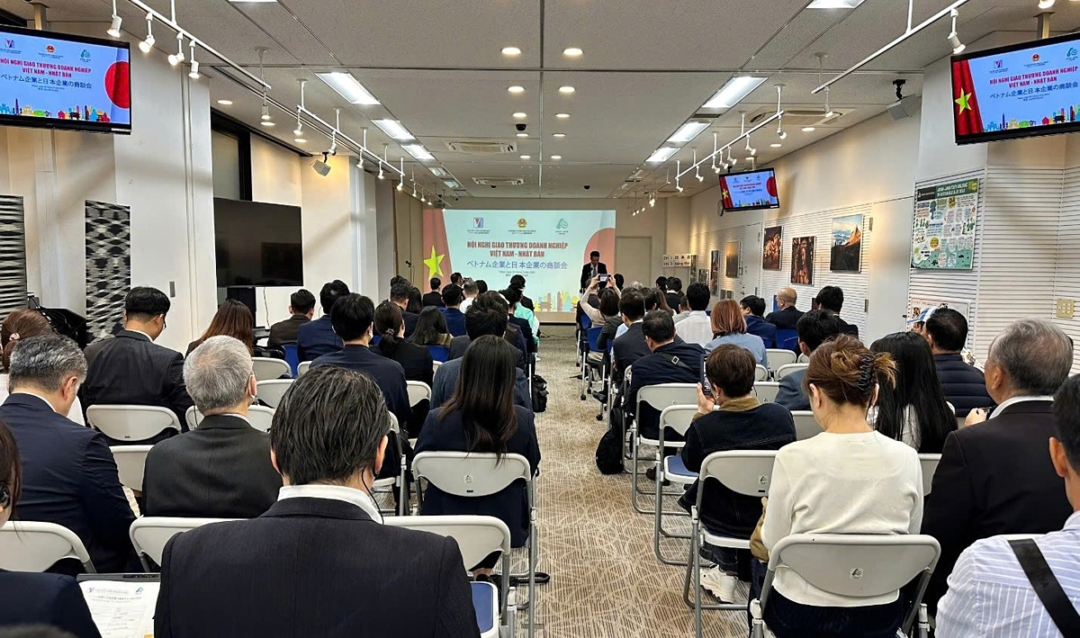 More than 100 delegates from government agencies and businesses of Vietnam and Japan attend a trade promotion conference in Tokyo on May 30. (Photo: MOIT)