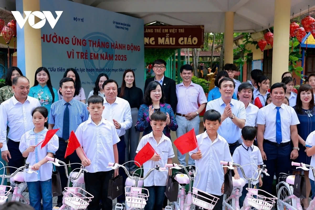 Health Minister Dao Hong Lan, leaders of Phu Tho and other officials presents gifts to needy children in Phu Tho