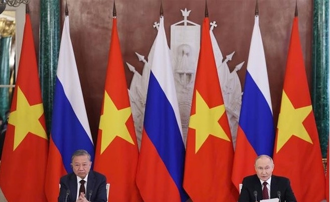 Party General Secretary To Lam and President Vladimir Putin speak at the press conference following their talks (Photo: VNA)