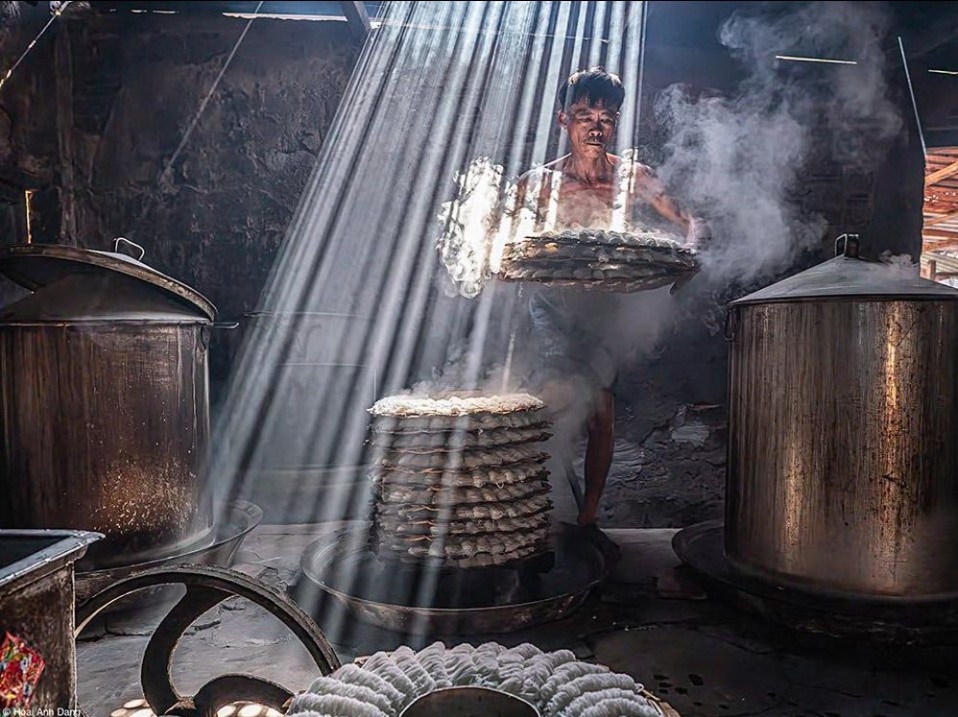 A photo of a person steaming Bánh Hỏi cake, a dilicious delicacy in central Vietnam, by Dang Hoai Anh