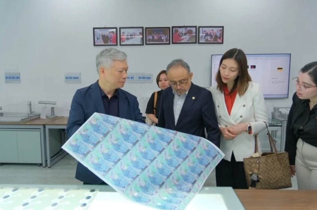 Ambassador of El Salvador to Vietnam Ruben Omar Orozco Burgos (centre) and Chairman of Q&amp;T Luong Ngoc Anh (left) during a visit to Q&amp;T’s plant (Photo courtesy of Q&amp;T)