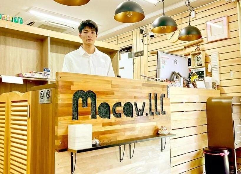 Ngo Ngoc Khanh, owner of the Macaw bookstore (Photo: I LOVE VIETNAM)