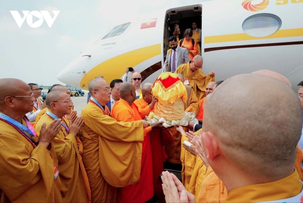 At around 2:30 p.m. on May 13, a plane carrying the Sarira of the Buddha recognised as a national treasure of India arrives at Noi Bai International Airport in the capital.