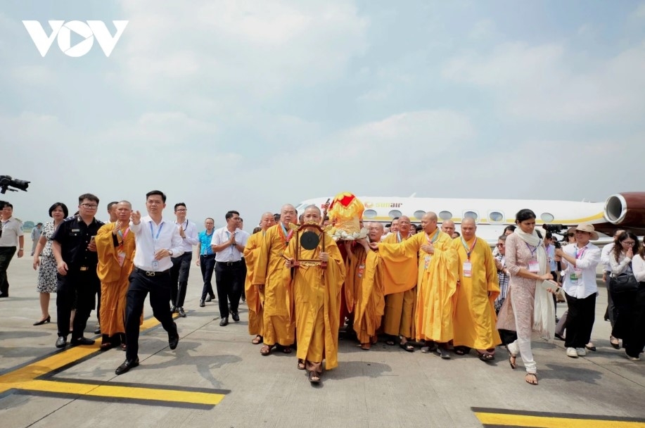 The special flight is jointly arranged by the Vietnam Buddhist Sangha and relevant authorities to serve the Buddha relic procession ceremony, an event of profound spiritual significance and a notable occasion for international cultural and religious exchange.