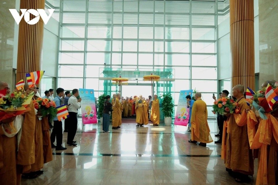 A solemn ceremony to venerate Lord Buddha’s Sarira is held at Noi Bai International Airport, attended by representatives of the Vietnam Buddhist Sangha and Hanoi’s municipal authorities.