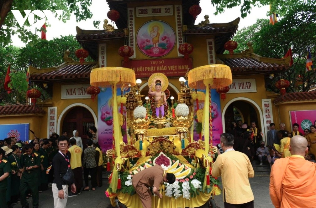 Thousands of monks, nuns, Buddhist followers, and people from across the country gather together at Quan Su Pagoda to venerate the Lord Buddha’s Sarira.