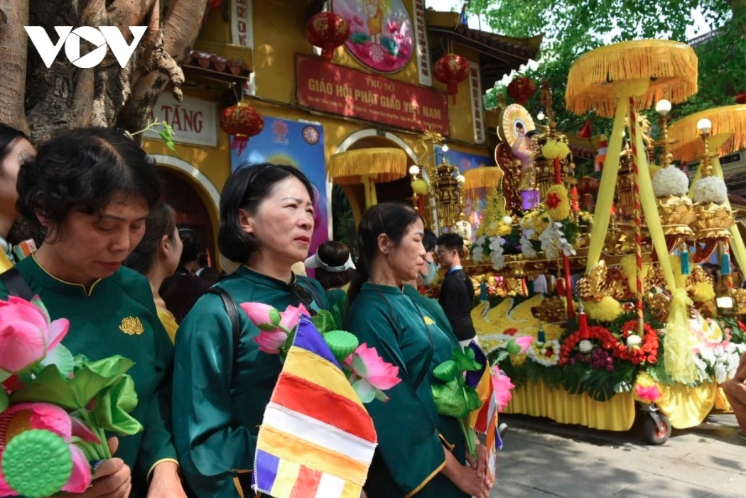 Thousands queue outside in the hope of catching a glimpse of the Sarira of Lord Buddha.