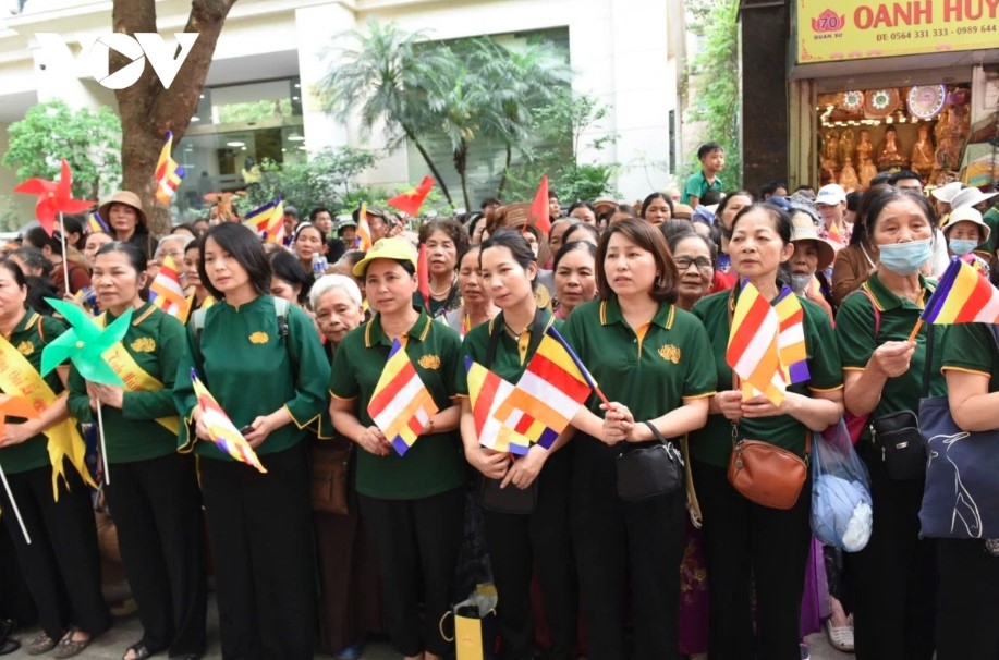 The Buddha’s relic, India’s national treasure, is brought to Quan Su Pagoda on May 13 to allow people to pay their respects until the end of May 16.