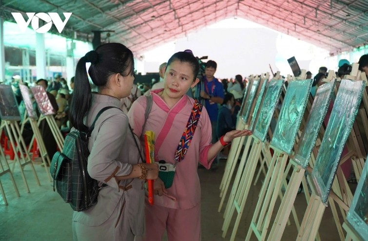 Buddhists show interest in the photo exhibition on Buddhism