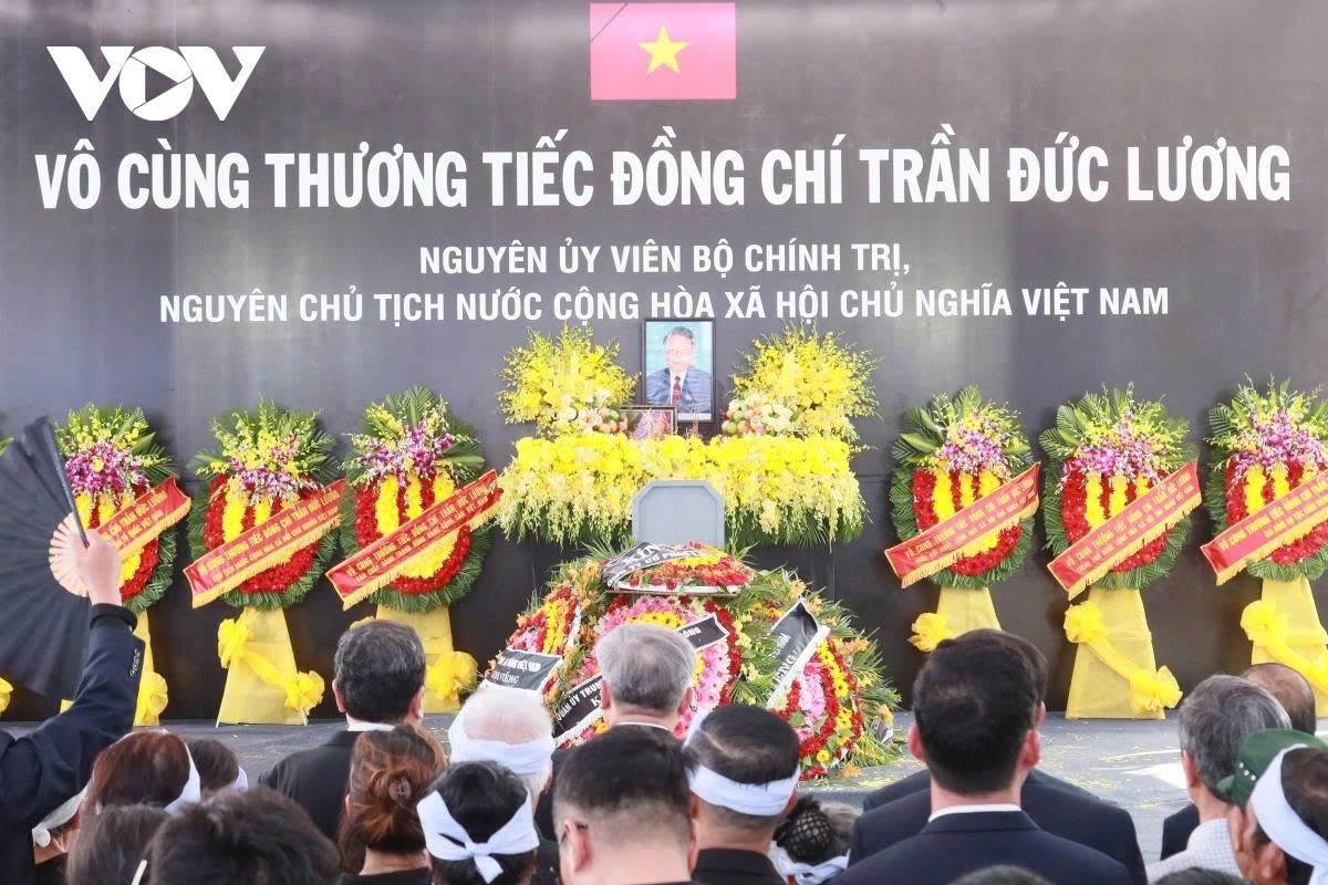 Leaders and mourners observe a moment of silence for the former State leader