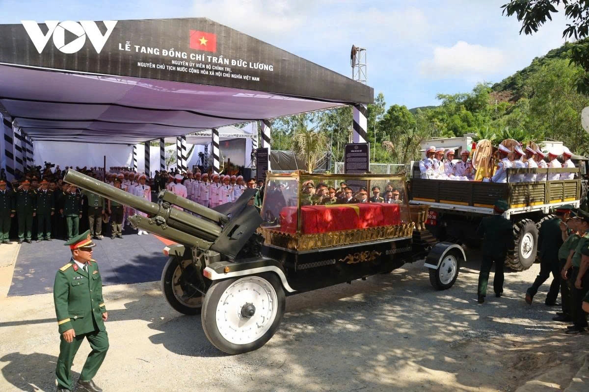 The hearse carrying former President Tran Duc Luong’s casket arrives at the cemetery in Pho Khanh commune, Duc Pho town, Quang Ngai province.