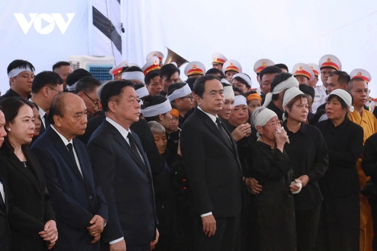 National Assembly Chairman Tran Thanh Man and many other incumbent and former leaders 

attend the burial ceremony