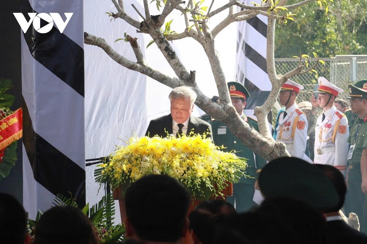 At the burial ceremony, Politburo member and Permanent Deputy Prime Minister Nguyen Hoa Binh, head of the State funeral organizing committee, extends heartfelt thanks to all those attending the service for the former President.