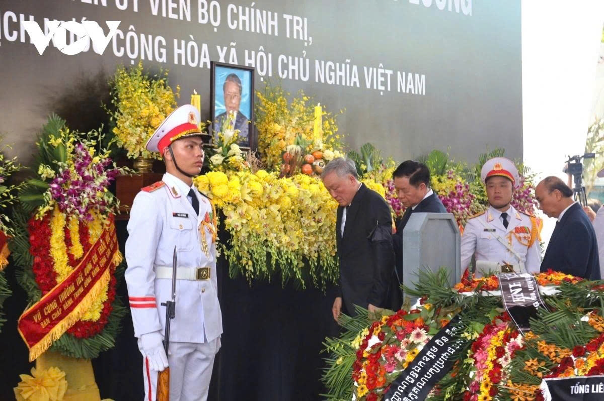 Mourners circle the grave to pay final respects to former President Tran Duc Luong