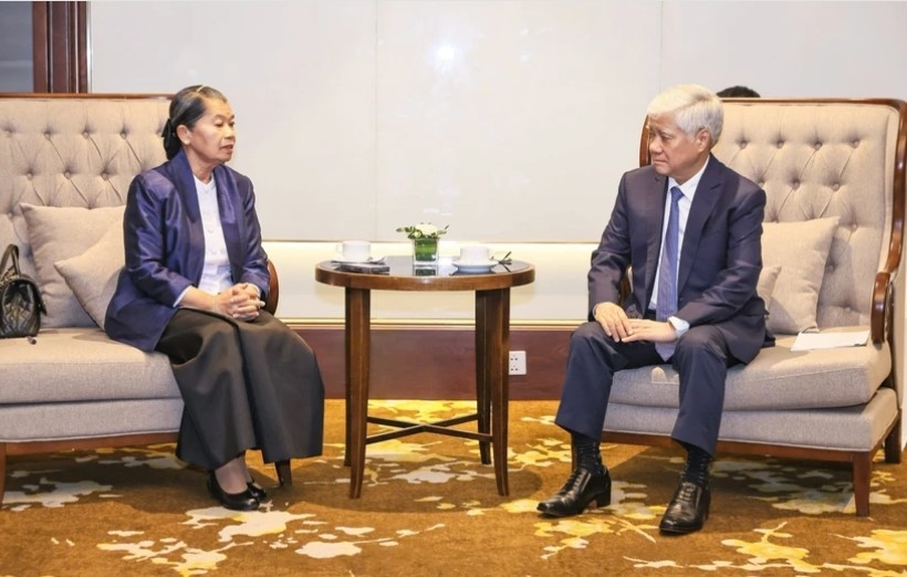 At the meeting between Do Van Chien (right), Politburo member, Secretary of the Party Central Committee and President of the Vietnam Fatherland Front (VFF) Central Committee, and Men Sam An, Vice President of the CPP, President of the National Council of the Solidarity Front for the Development of Cambodia Motherland (SFDCM), and Chairwoman of the Cambodia – Vietnam Friendship Association, in Hanoi on May 24