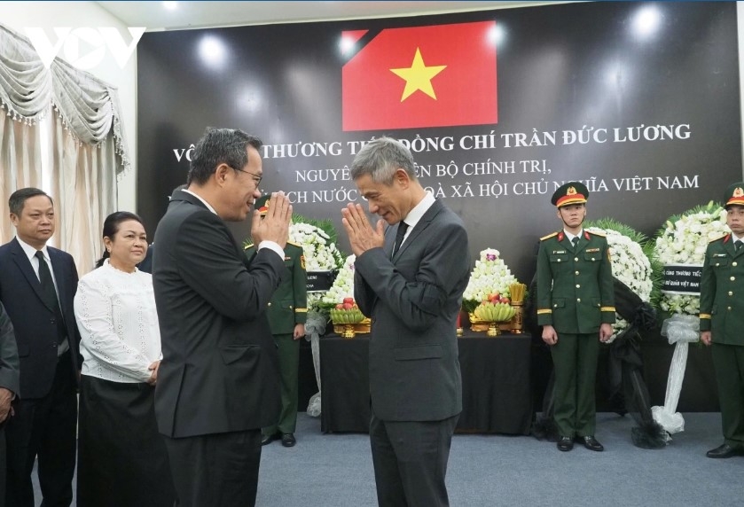 Foreign diplomats come to the Vietnamese Embassy in Cambodia to pay tribute to former Politburo member, former State President Tran Duc Luong.