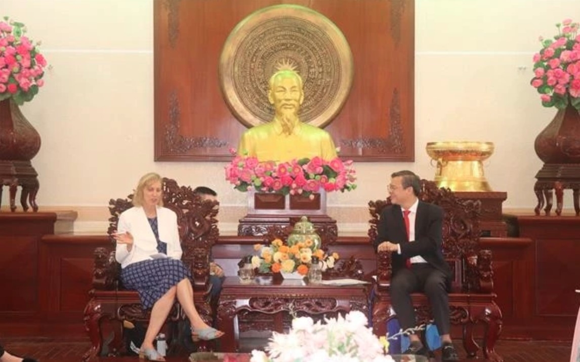 Chairman of the Can Tho People’s Committee Truong Canh Tuyen (right) and US Consul General in Ho Chi Minh City Susan Burns at the meeting on May 27
