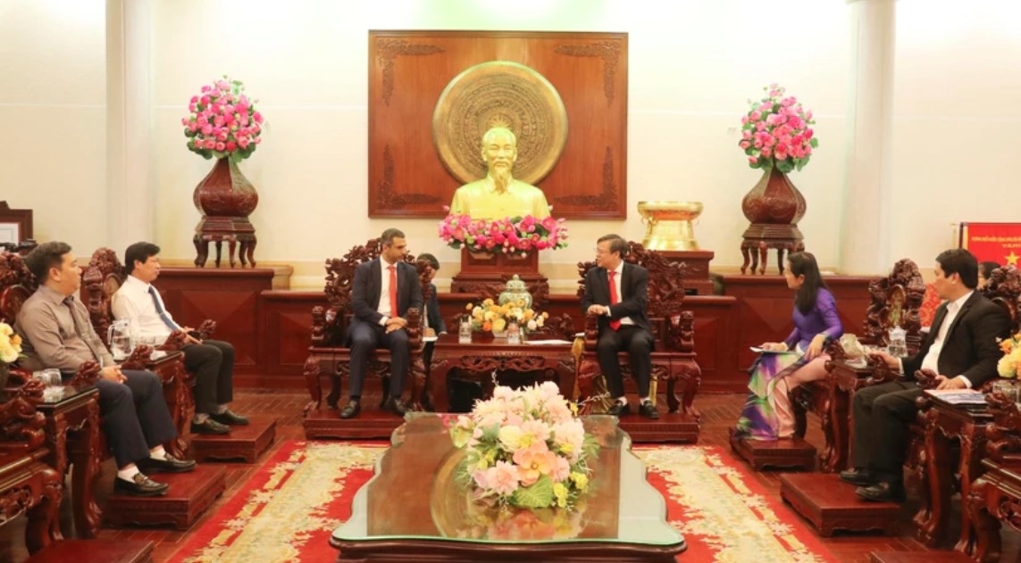At the working session between Chairman of the Can Tho municipal People’s Committee Truong Canh Tuyen and Chargé d'Affaires of the United Arab Emirates (UAE) in Vietnam Eisa Alhammadi