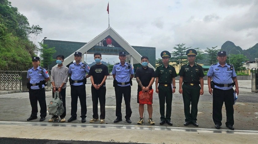 Three Chinese nationals(second, fourth and sixth from left) have been arrested for illegally entering Vietnam
