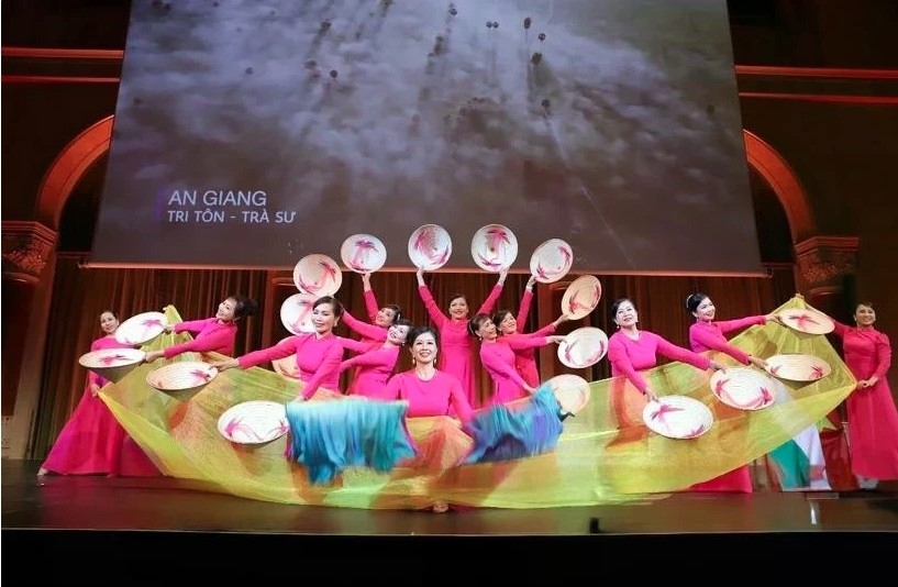 A cultural performance at the ceremony marking the 50th anniversary of the Liberation of the South and national reunification of Vietnam, held in Budapest, Hungary, April 29.