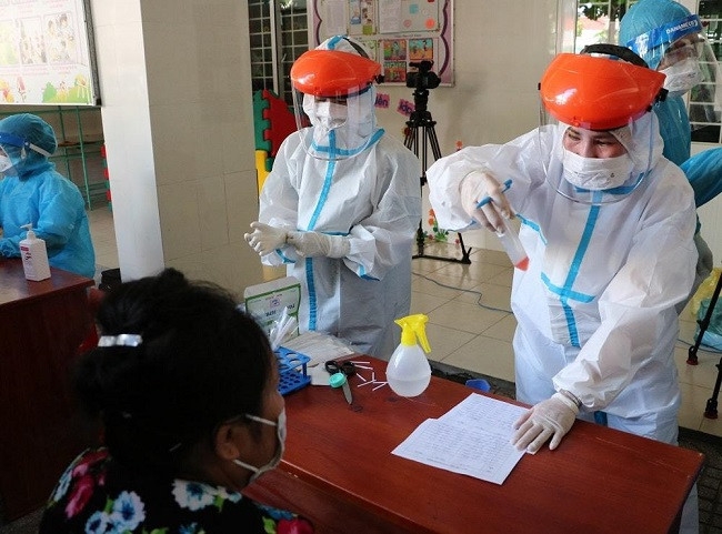 Healthcare workers in Ba Ria–Vung Tau collect COVID-19 test samples from local residents (Photo: vietnamnet.vn)