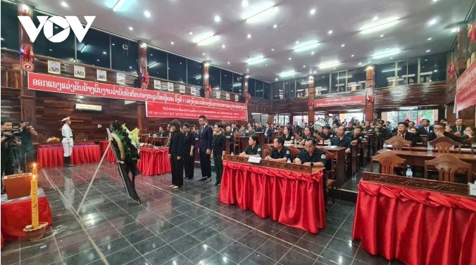 Delegates solemnly offer flowers and incense in memory of the fallen heroes