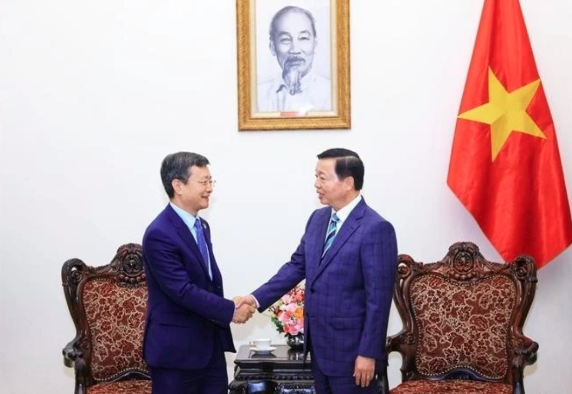 Deputy Prime Minister Tran Hong Ha (right) and Chen Sichang, General Manager of the China Civil Engineering Construction Corporation