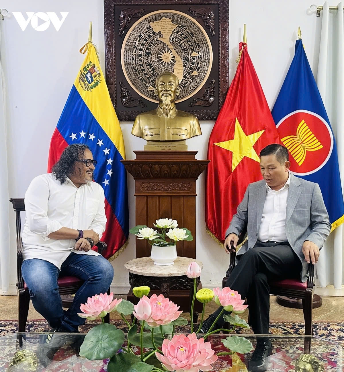 Vietnamese Ambassador Vu Trung My (R) receives Venezuelan Deputy Minister of Culture Alí Alejandro Primera in Caracas on May 1