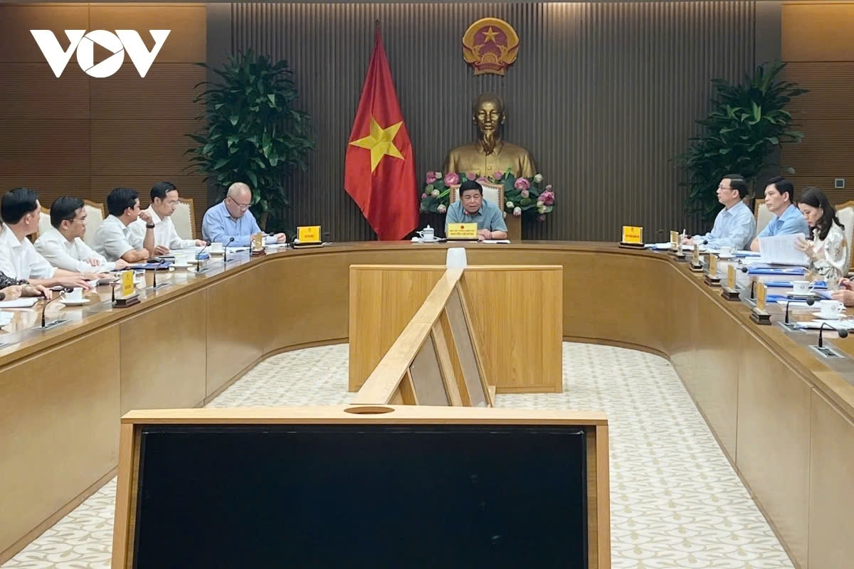 Deputy PM Nguyen Chi Dung chairs a meeting discussing preparations for 2027 APEC Summit related meetings