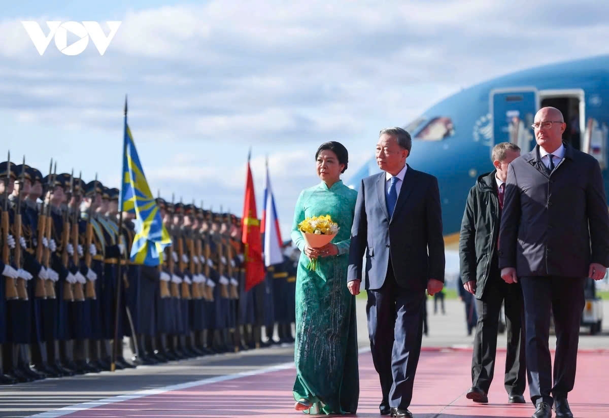 Rusian Deputy Prime Minister Chernyshenko invites Vietnamese Party General Secretary To Lam to review the guard of honour at Vnukovo International Airport