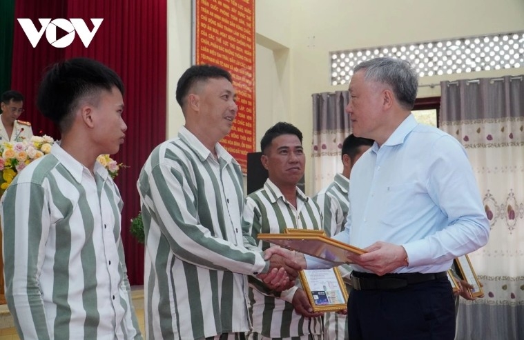 Deputy Prime Minister Nguyen Hoa Binh presents special amnesty certificates to inmates