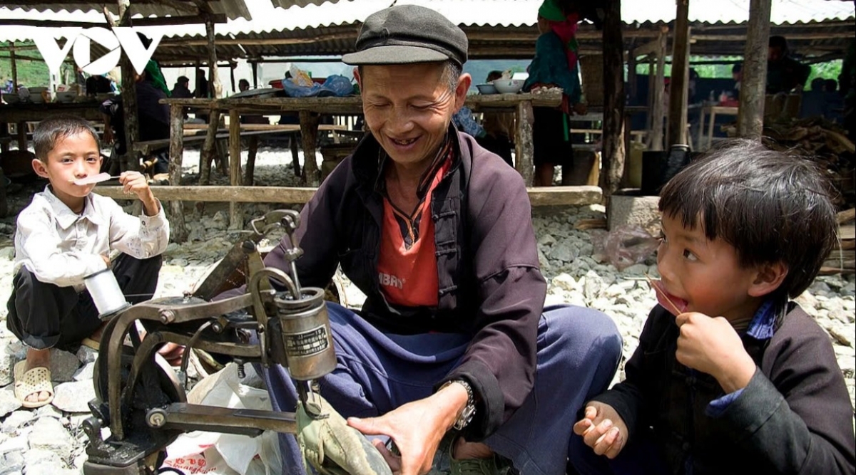 Aside from shopping, visitors can find nearly any service they need, including traditional cloth shoe repair, as shown in this photo.