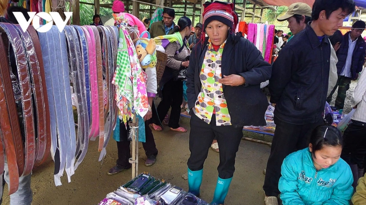 More than a trading hub, the market is also a cultural gathering space for ethnic communities on the Dong Van Karst Plateau.