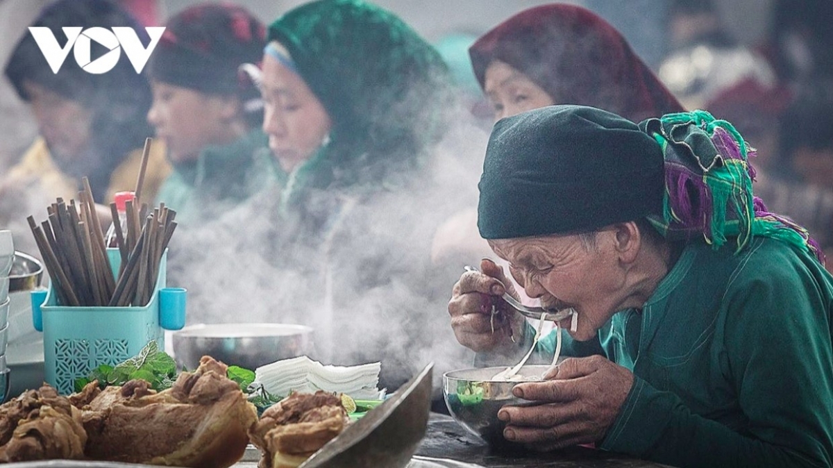The food court is divided into areas for women and children, offering treats like rice noodles served with different kinds of meats, sticky rice cakes, steamed rice flour cakes, and other local dishes.