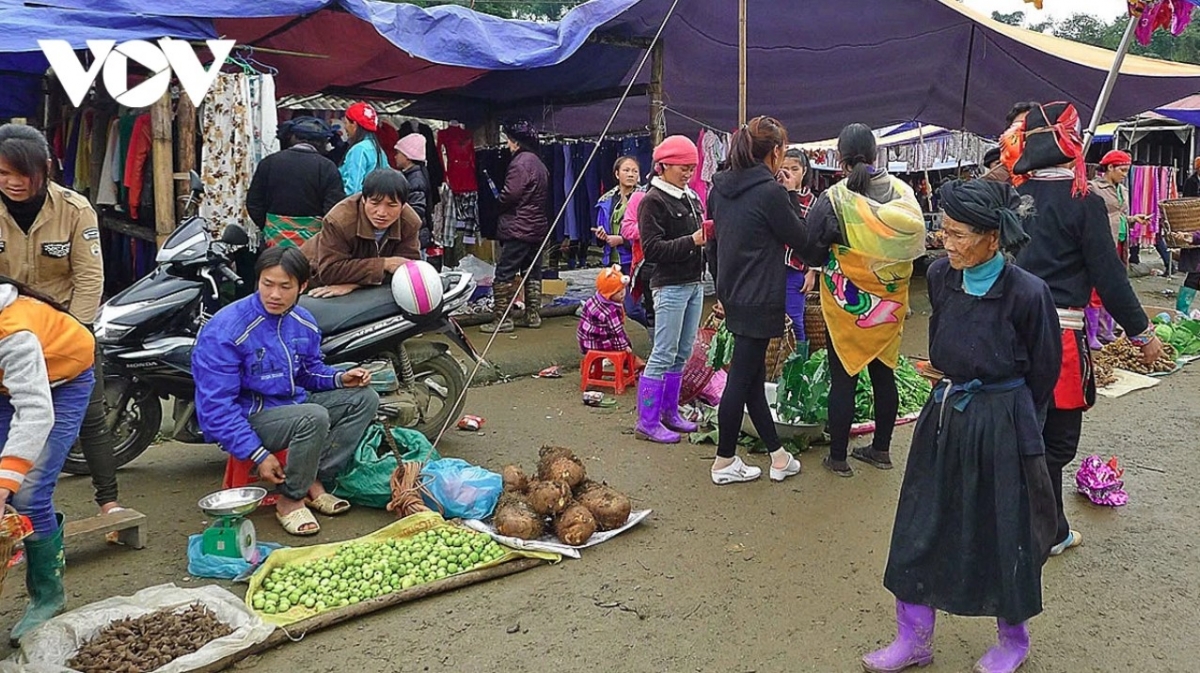 Locals say the market day follows the zodiac signs with horns, Ox and Goat, so the shift is merely a coincidence on the solar calendar.