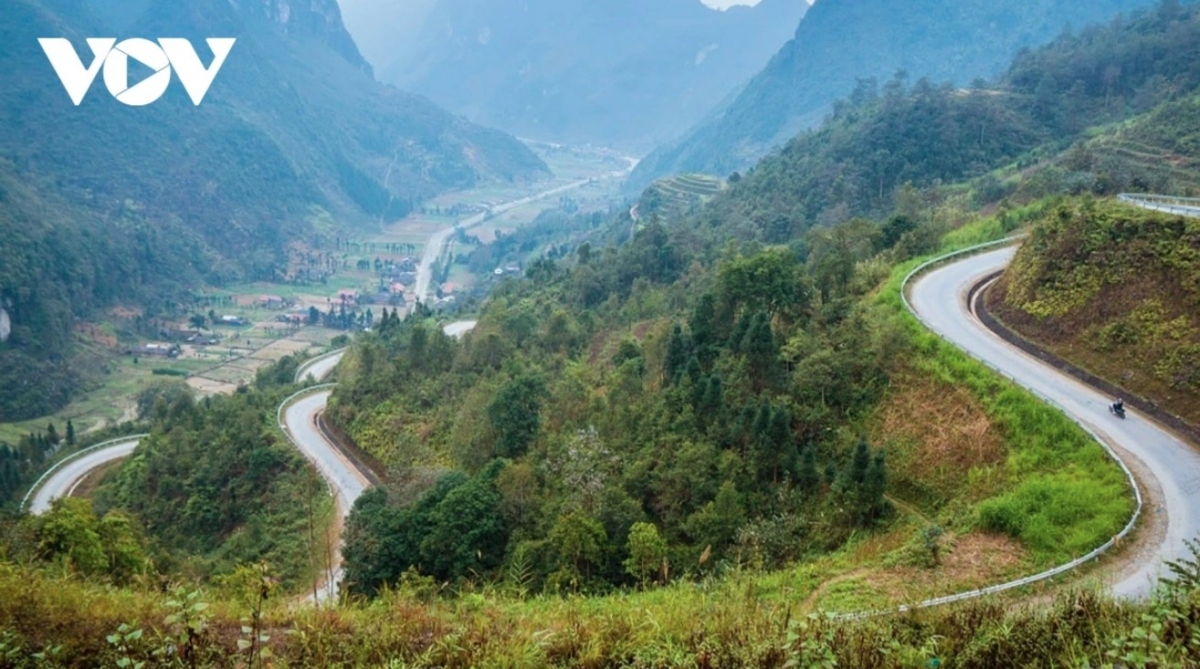 Pho Cao market sits in the centre of Pho Cao commune, nestled in a narrow, elongated valley.