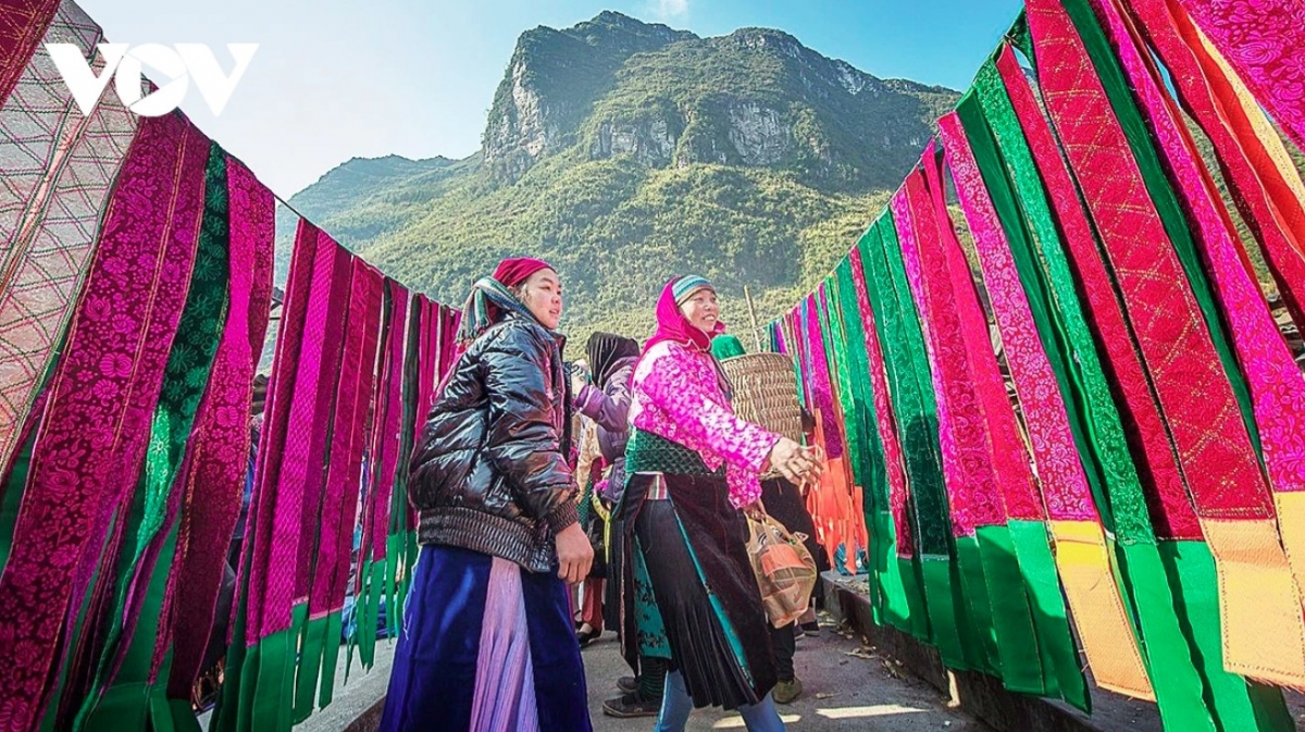 The most abundant goods here are ethnic costumes worn by local communities.