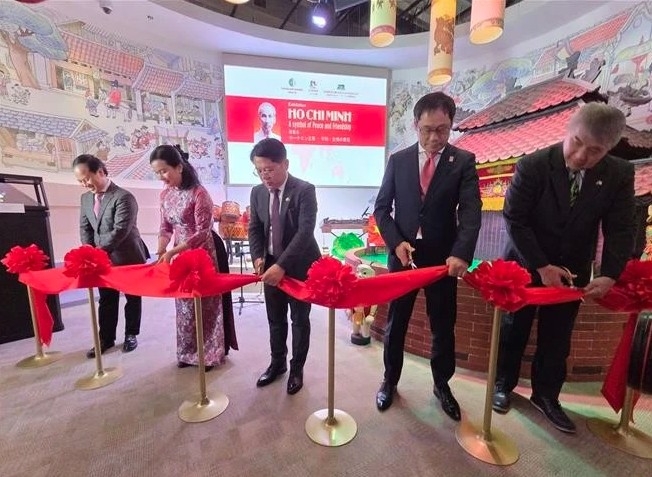 Delegates cut the ribbon to open the exhibition “President Ho Chi Minh – A Symbol of Peace and Friendship.”