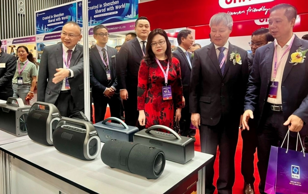 The Vietnam International Electronics &amp; Smart Appliances Expo (IEAE) 2024 attracts many visitors. (Photo: congthuong.vn)