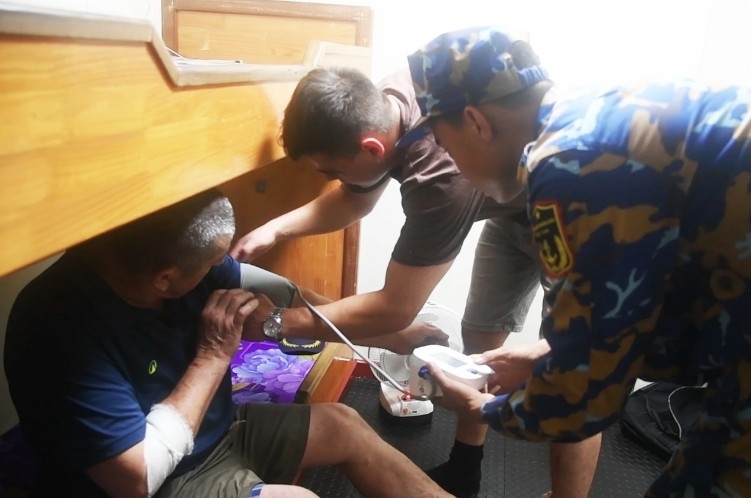  Medical staff conduct initial health check-ups for the foreign crew member. (Photo: HQ Online)