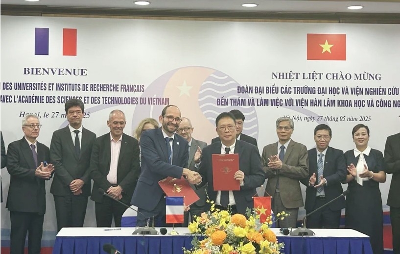 President of the Vietnam Academy of Science and Technology and President of the French National Centre for Scientific Research (CNRS) sign the 2025–2028 Action Plan.
