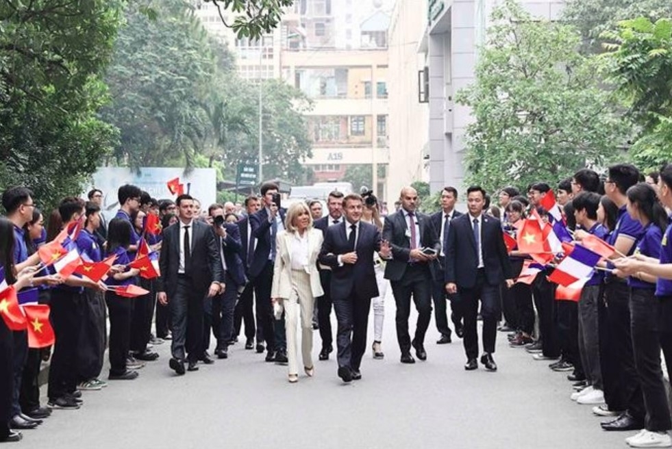 USTH students welcome French President Emmanuel Macron and his spouse.