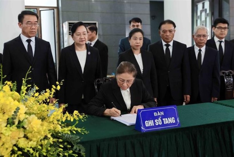 Lao Vice President Pany Yathotou writes in the condolence book for former State President Tran Duc Luong.