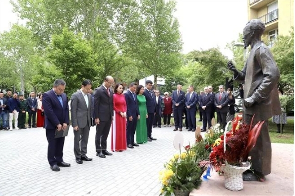 Vietnamese Ambassador to Hungary Bui Le Thai and embassy staff offer flowers at the statue of President Ho Chi Minh in Zalaegerszeg city, Hungary.
