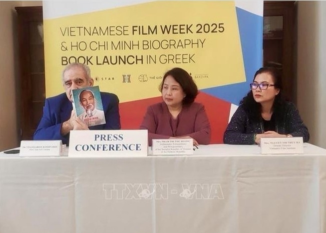 Ambassador Pham Thi Thu Huong at the launching ceremony of the President Ho Chi Minh’s biography.