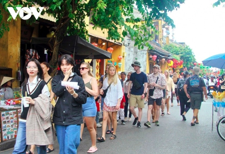 Foreign arrivals visit Hoi An Ancient Town 