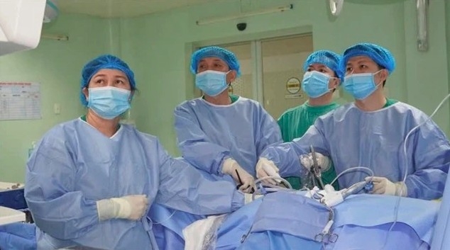 Doctors at Can Tho Central General Hospital perform a kidney transplant. (Photo courtesy of the hospital)